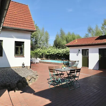 In Dargun Mit Garten Apartamento *